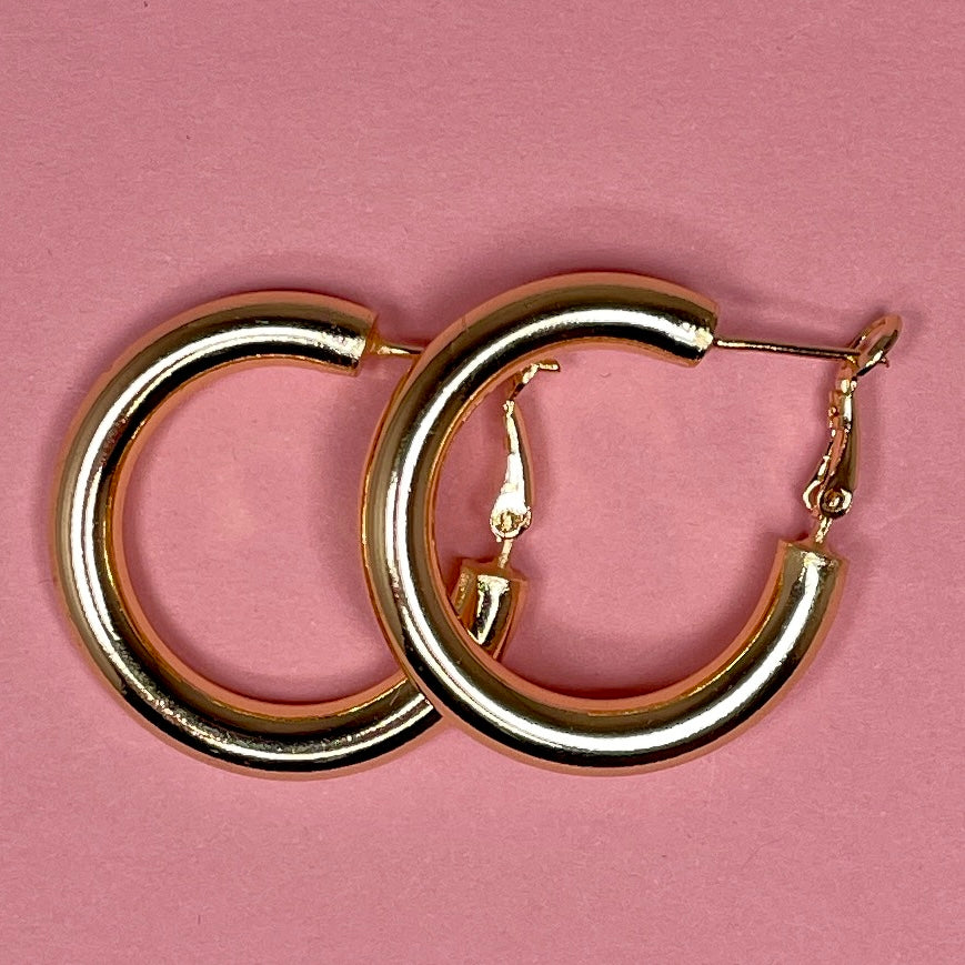 Tykke creoler i guldfarvet metal, 3 cm i diameter
