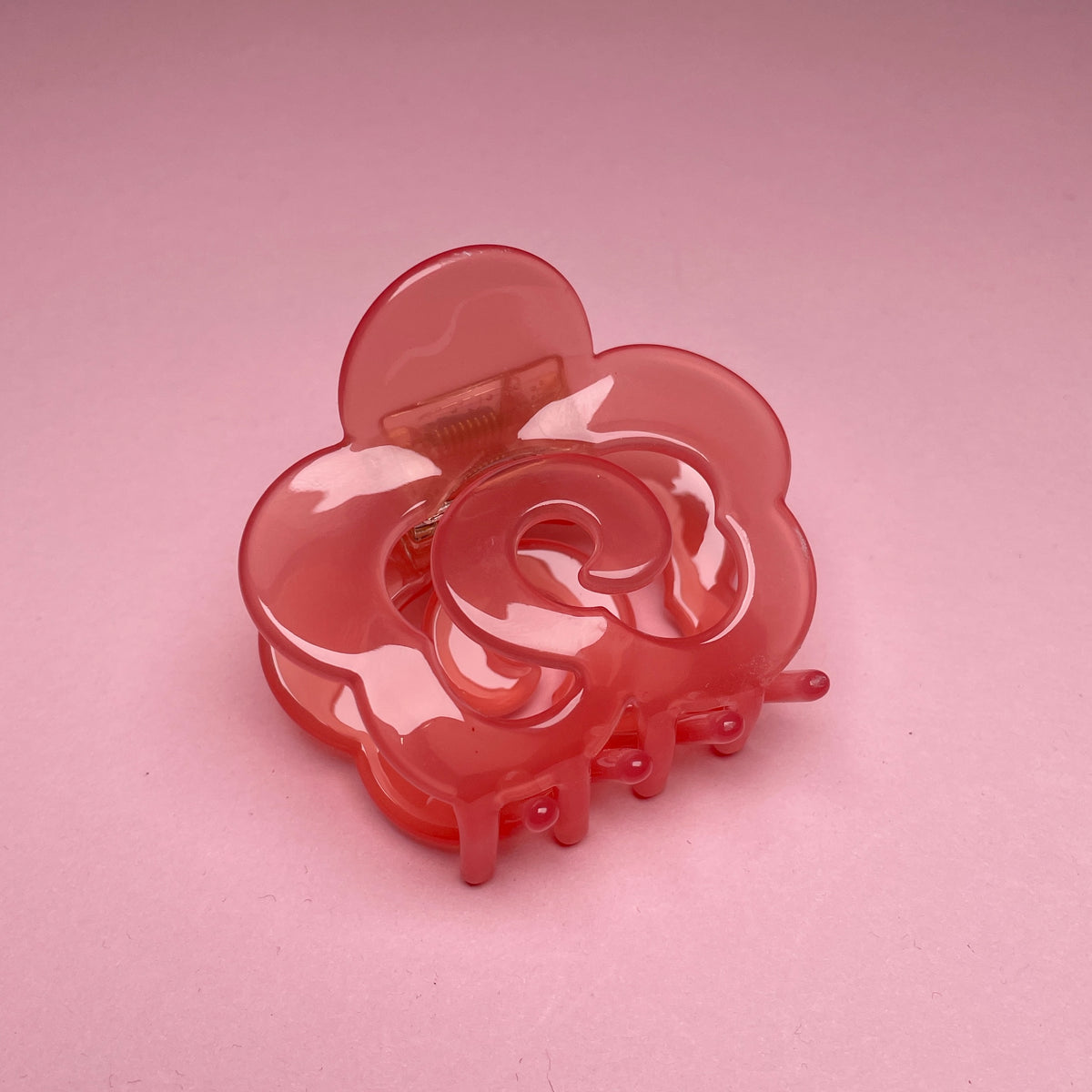 Lille hårklemme formet som en rose i gennemsigtig lyserød plast