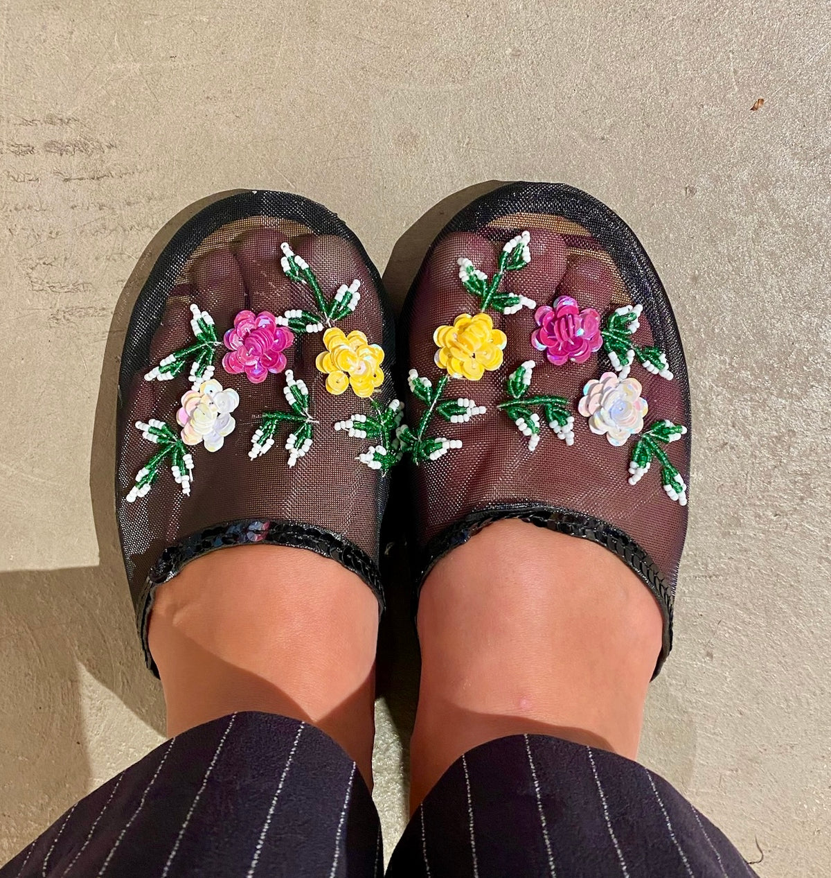 Slippers med lukket tå i gennemsigtigt sort mesh og åben hæl