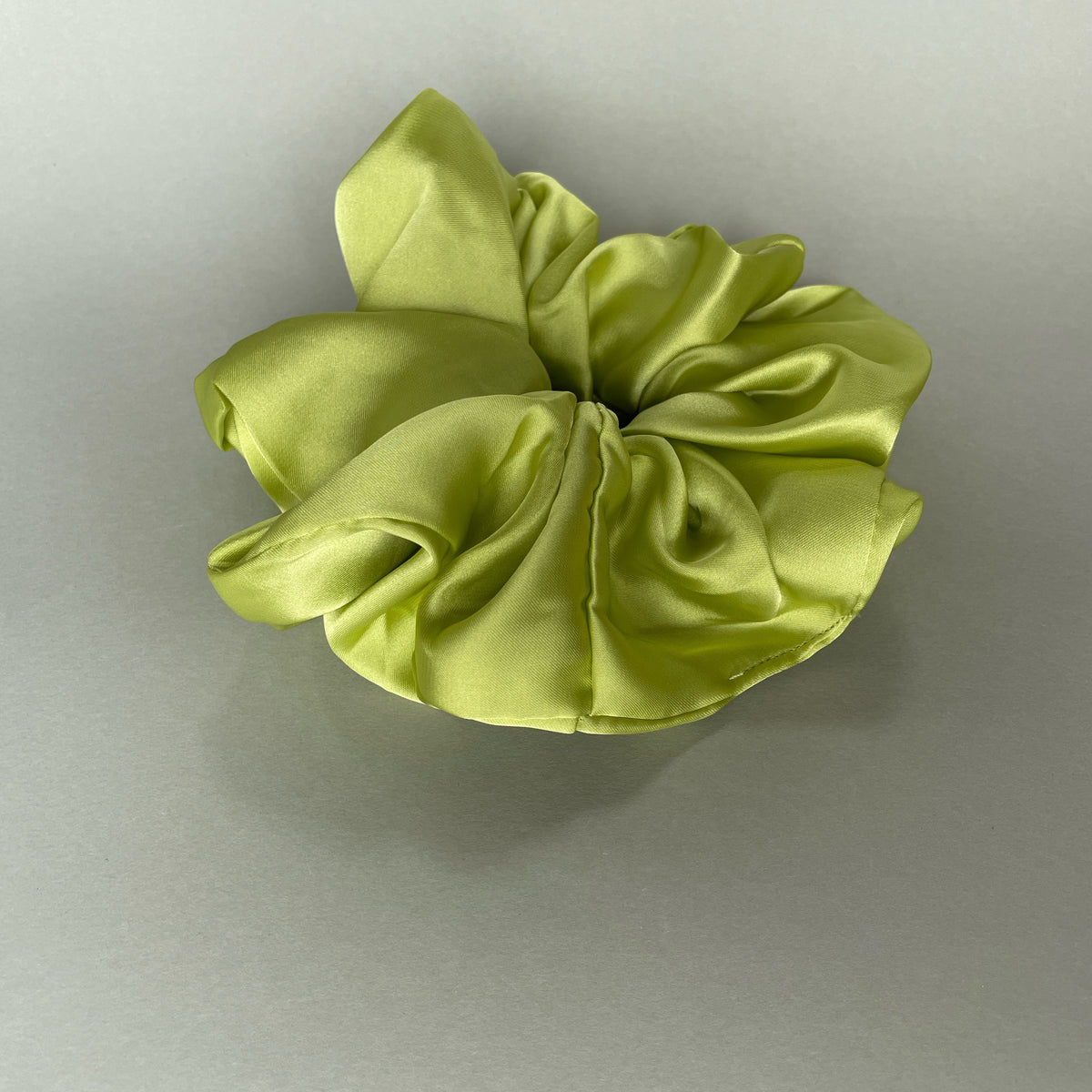 Stor, blød scrunchie i limegrøn satin