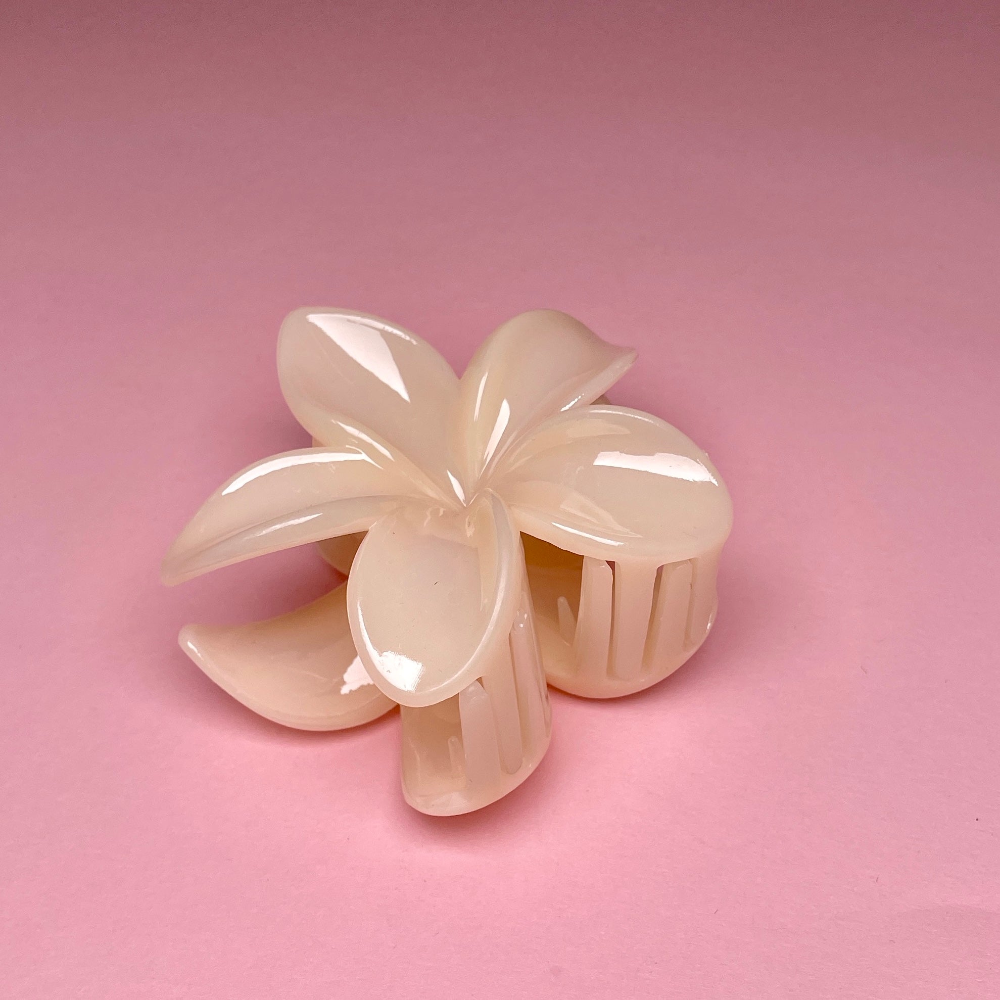 Medium Hawaiian Flower Hairclip - Creme