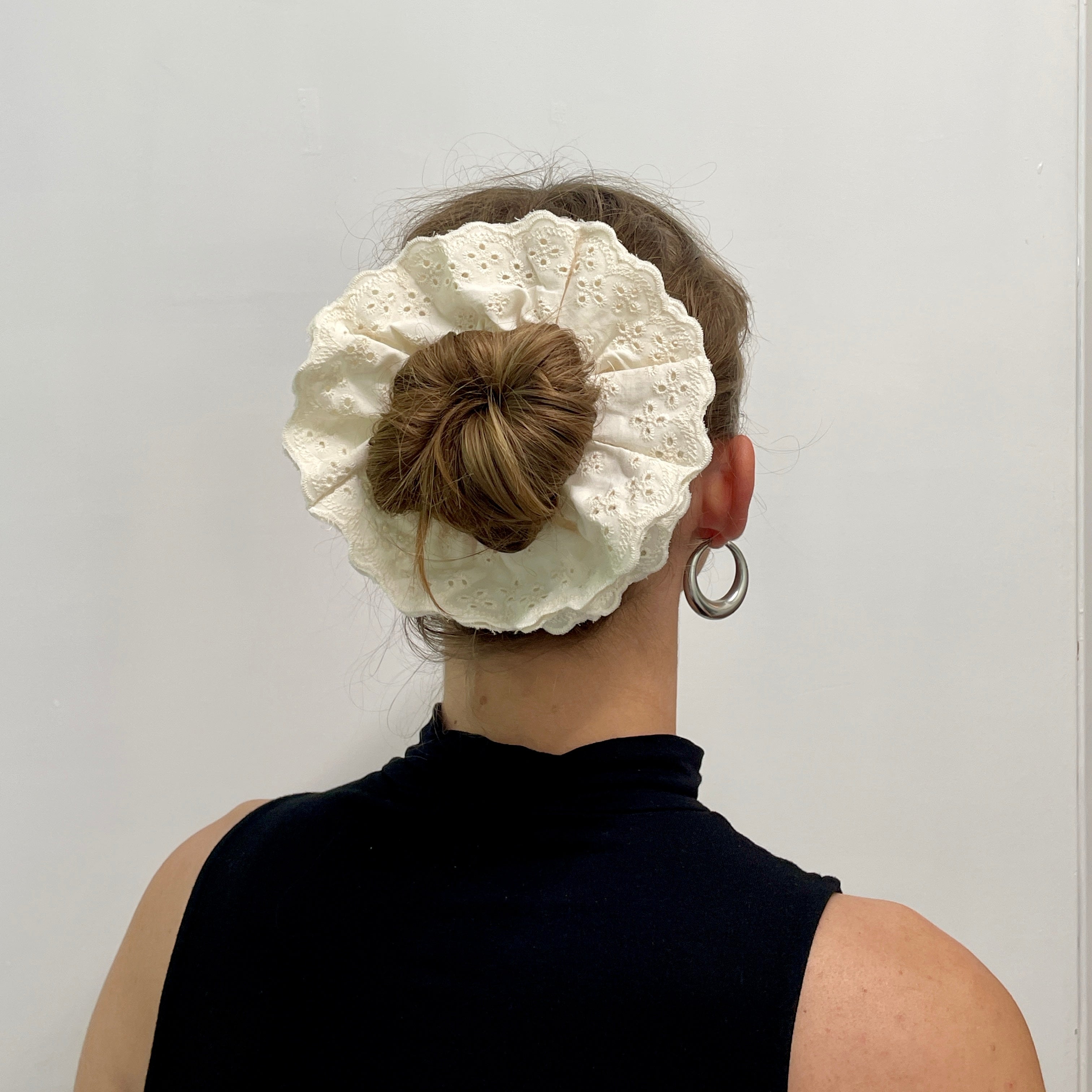 Broderie Anglaise Scrunchie - Creme