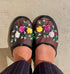 Slippers med lukket tå i gennemsigtigt sort mesh og åben hæl