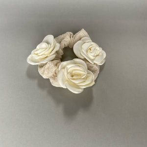 Triple Rose Scrunchie - Off white