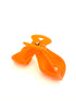 Hårklemme i klar orange plast, hvor de to kæber krydser hinanden